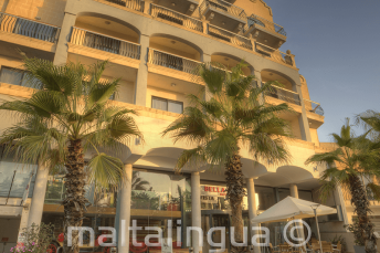 Juniorikielikoulun asuntolan ulkopuolella