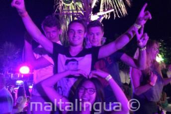 4 opiskelijaa tanssimassa koulun tervetuliaispuolueessa