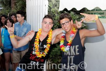 Kouluun menevät oppilaat tervetuliaisgrillijuhla