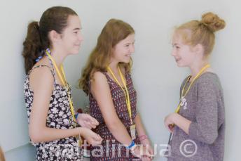 Lastenohjelman oppilaat keskustelevat ala-asteella