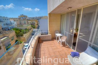 Englannin kielen koulun majoituksen parveke St Juliansissa