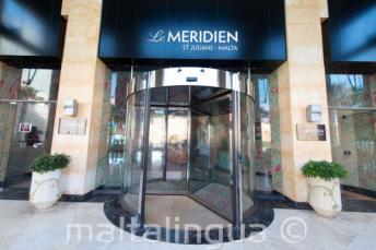 Le Meridien -hotellin sisäänkäynti St Juliansissa