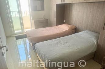 Majoitu opettajan makuuhuoneessa kaksi