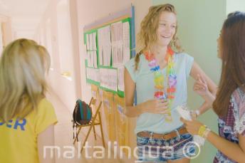 Ryhmänjohtaja oppilaiden kanssa tauolla