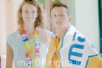 Koulun lippua kantava teini-ikäinen englannin kielen opiskelija