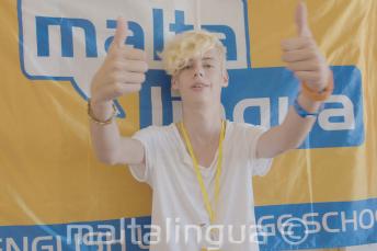 Kesäkoulun opiskelija antaa peukkua