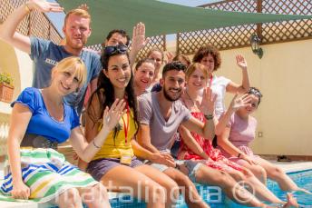 Tiimimme työskentelee ahkerasti varmistaakseen, että opiskelijat saavat kielikurssista mahdollisimman paljon irti.